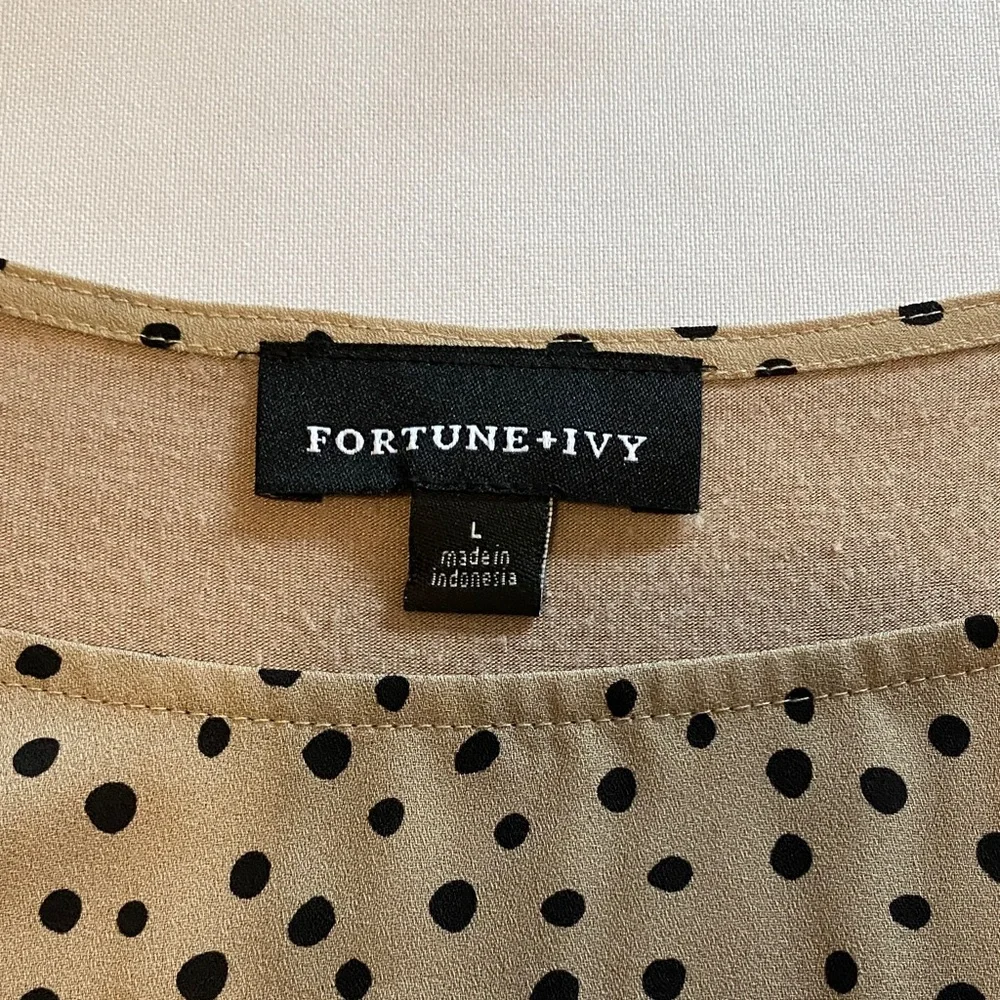 Fortune + Ivy Women’s Tan and Black Short Sleeve Polka Dot Blouse